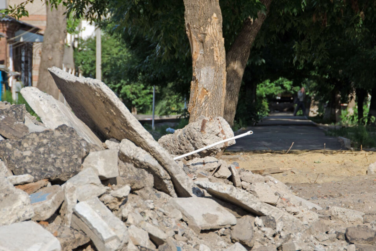 İmişli sakini uçan beton hasarın altında qalaraq ölüb